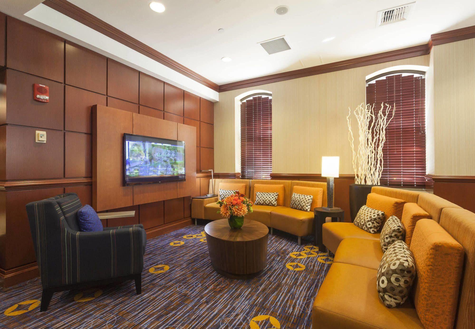 Отель Courtyard Boston Copley Square Экстерьер фото